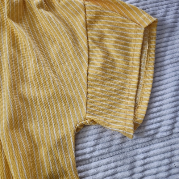 Yellow V-Neck Women's Top Size 4X - Picture 3 of 6